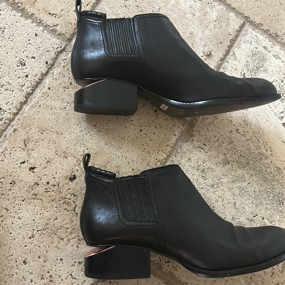 Alexander Wang Kori ankle booties with rose gold cut in black leather - Picture 3 of 6